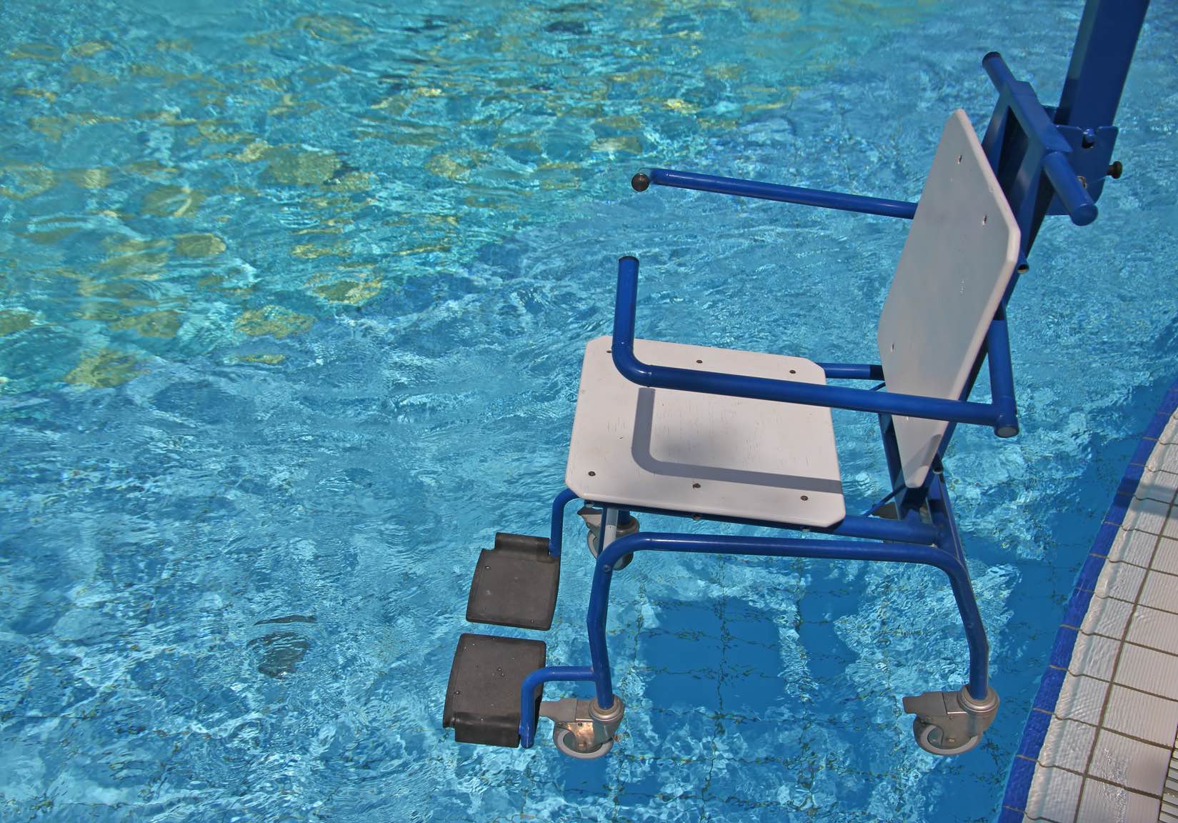 Инвалидное кресло для бассейна